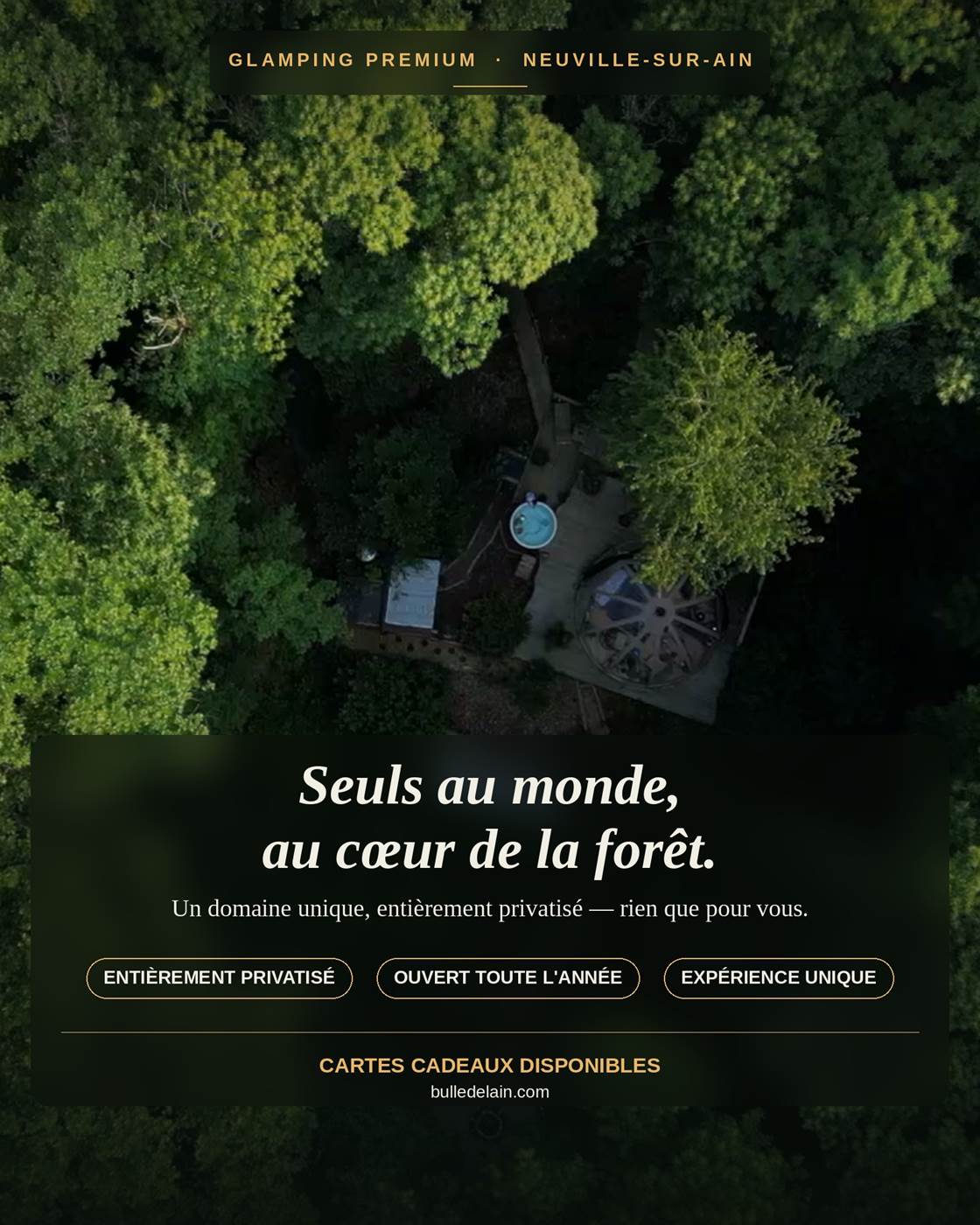 Vue aérienne de la bulle transparente au cœur de la forêt
