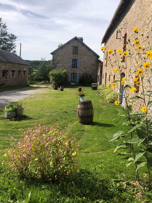La cour de ferme utilisée en parking-little-img-gallery