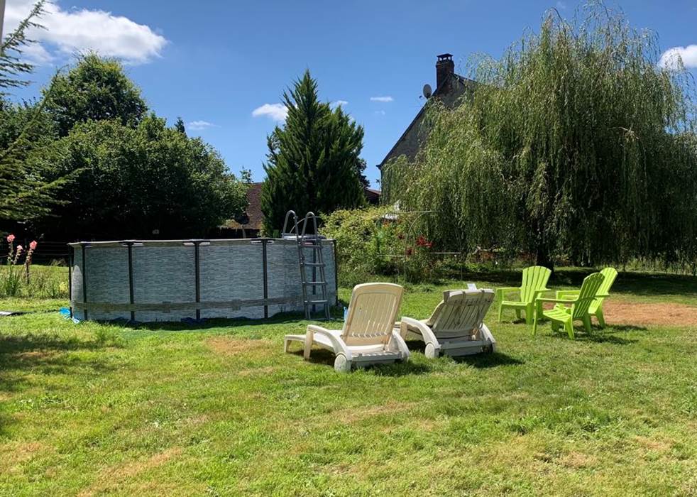 Pool sun loungers provided
