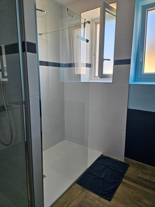 Le Quai d'Neuf — Gîte de groupe en Creuse (15 personnes) - Salle d'eau double douche à l'étage