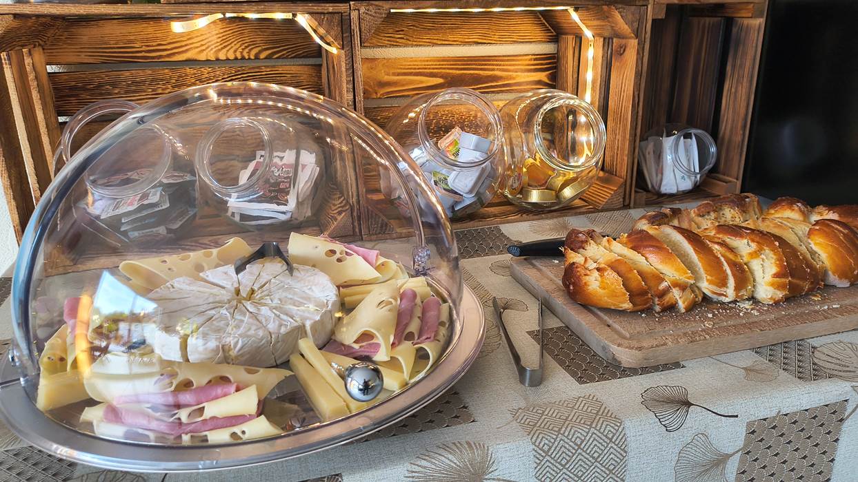 petit-dejeuner-gourmand-maison-d-hotes-la-fleche.jpg
