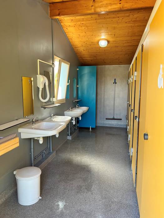 espace douche avec sèche-cheveux, table à langer-little-img-gallery
