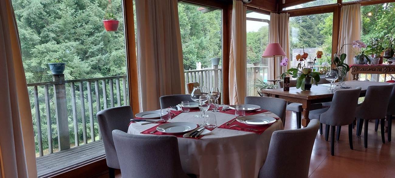 Salle de resaturant avec vue sur la nature limousine Le Ranch des Lacs juillet 2023-little-img-gallery