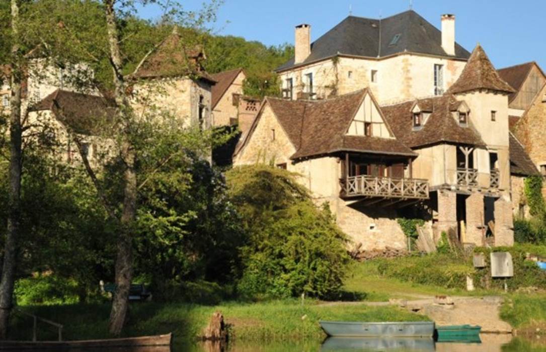 Vue des gîtes depuis la Dordogne