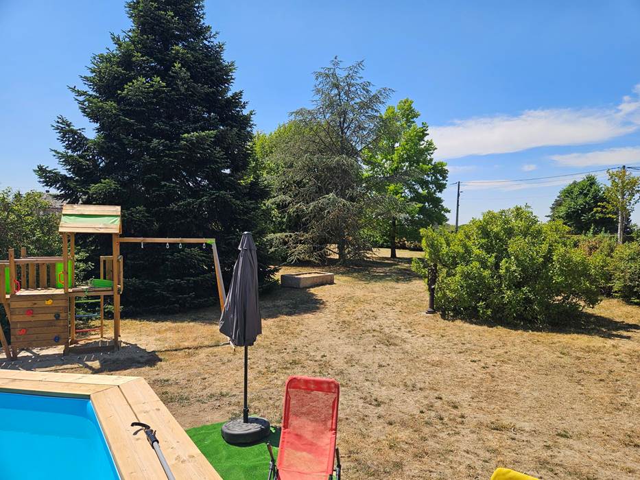 Le Quai d'Neuf — Gîte de groupe en Creuse (15 personnes) - Aperçu espace piscine, aire de jeux et jardin