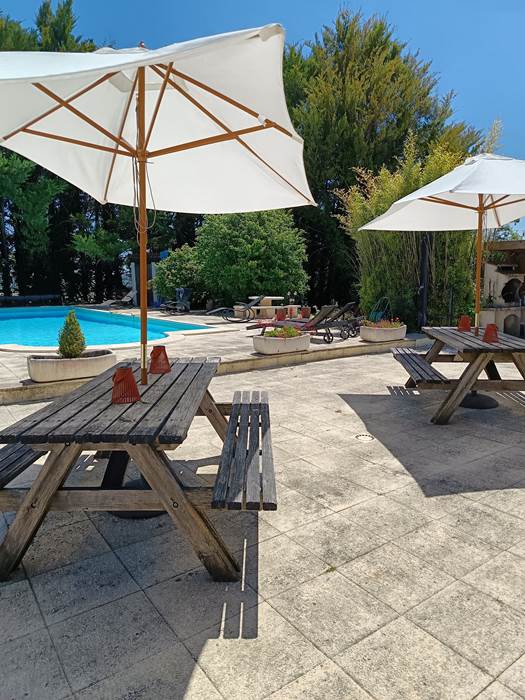 Tables extérieures devant piscine-little-img-gallery