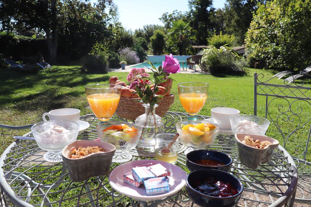 Petit déjeuner dans le jardin- les charmes de sarlat