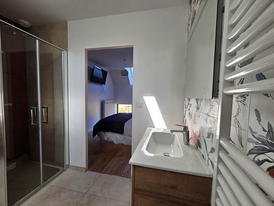 Gîte le Granit des Champs - Mainsat - Chambre double 1er étage avec salle d'eau