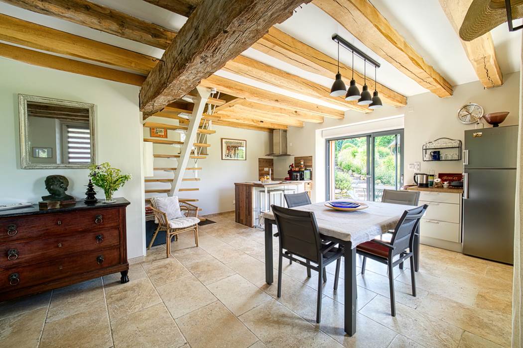 suite-de-l-atelier-avec-living-coin-cuisine-la-verrerie-d-ivoy-little-img-gallery