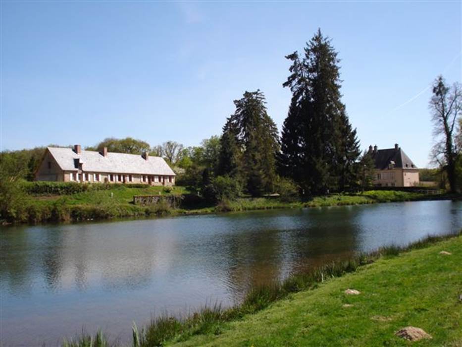 etang-de-la-verrerie-Ivoy-le-Pré-maison-des-verriers-little-img-gallery