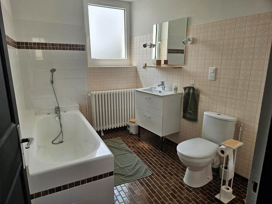 Le Quai d'Neuf — Gîte de groupe en Creuse (15 personnes) -salle de bains à l'étage