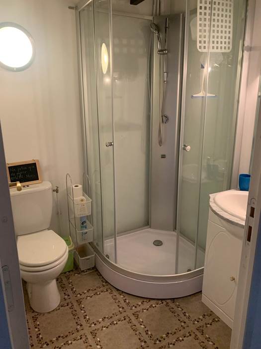 Shower room in Poppies