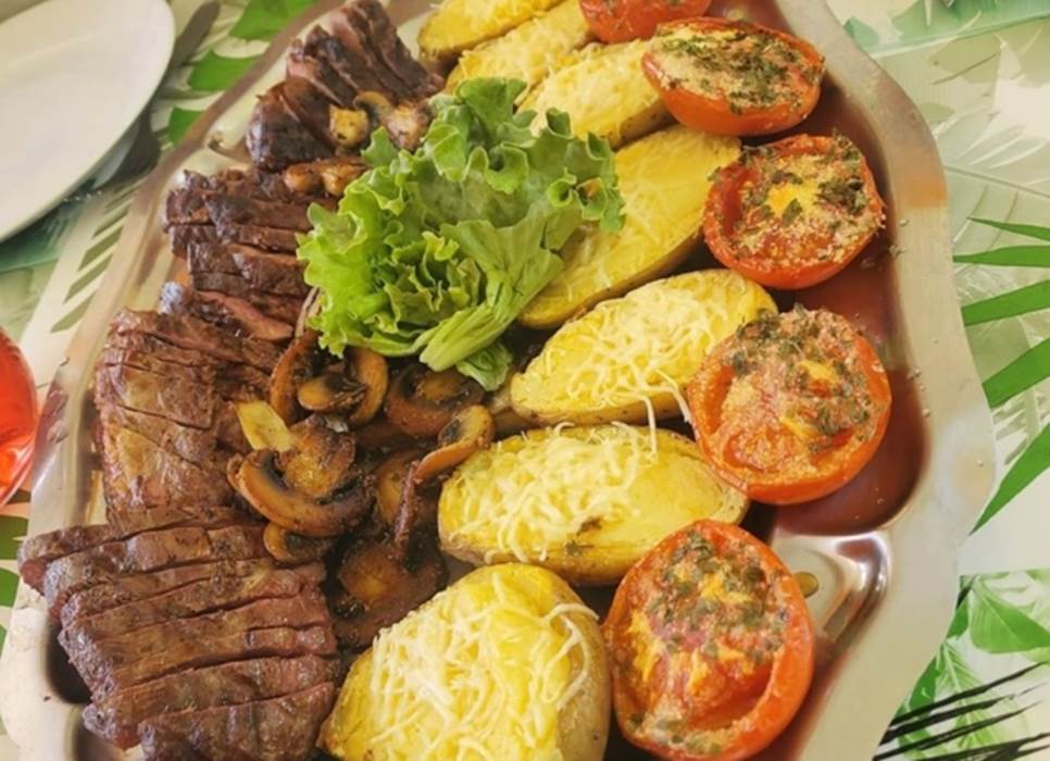 Plat de magret accompagné de ses pommes de terre du Gré du vent et ses tomates à la provençales-little-img-gallery