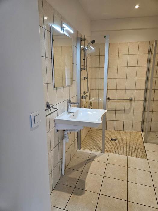 Le Quai d'Neuf — Gîte de groupe en Creuse (15 personnes) - 2ème salon - Salle de douche RDC accessible PMR