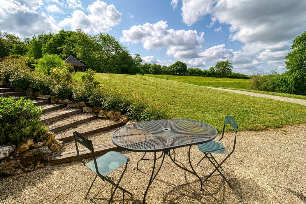 Suite-de-l-Atelier-vue-sur-campagne-coin-repas-exterieur-little-img-gallery