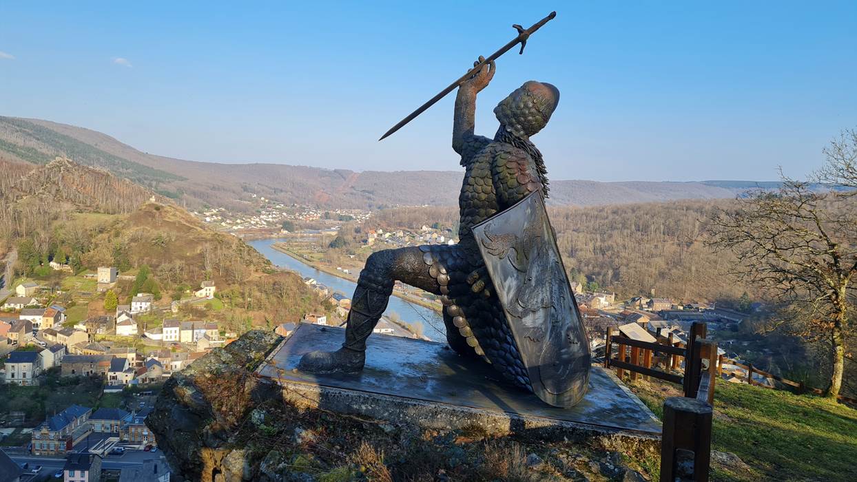 Chevalier Dardennor surplombant la Vallée de la Meuse