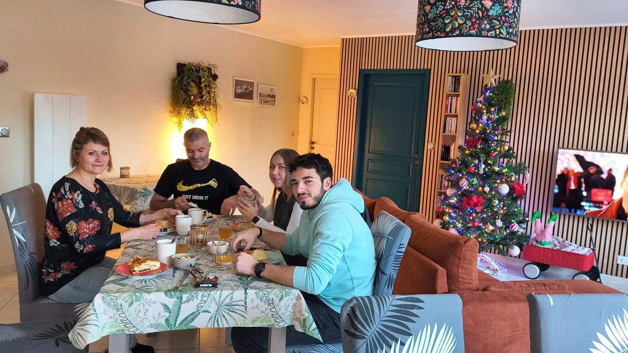 petit déjeuner chambre familiale LA GIROUARDIERE-little-img-gallery