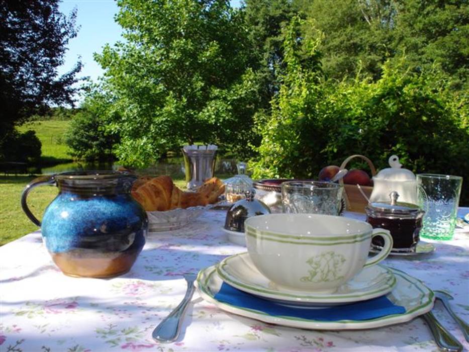 Verrerie-d-Ivoy-chambres-d-hotes petits déjeuners au jardin-little-img-gallery