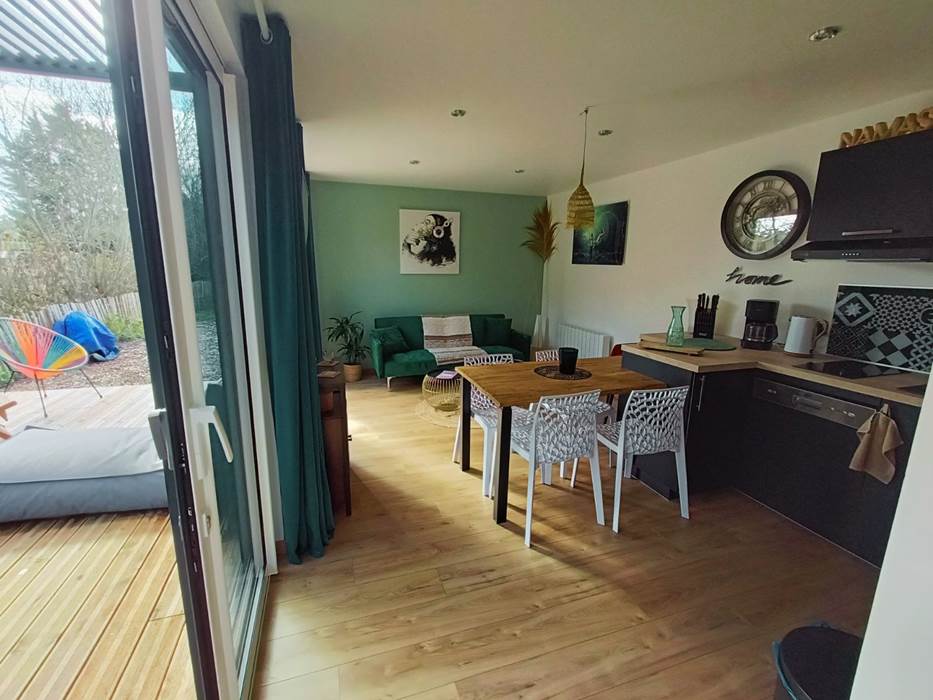 salon avec larges baies vitrées