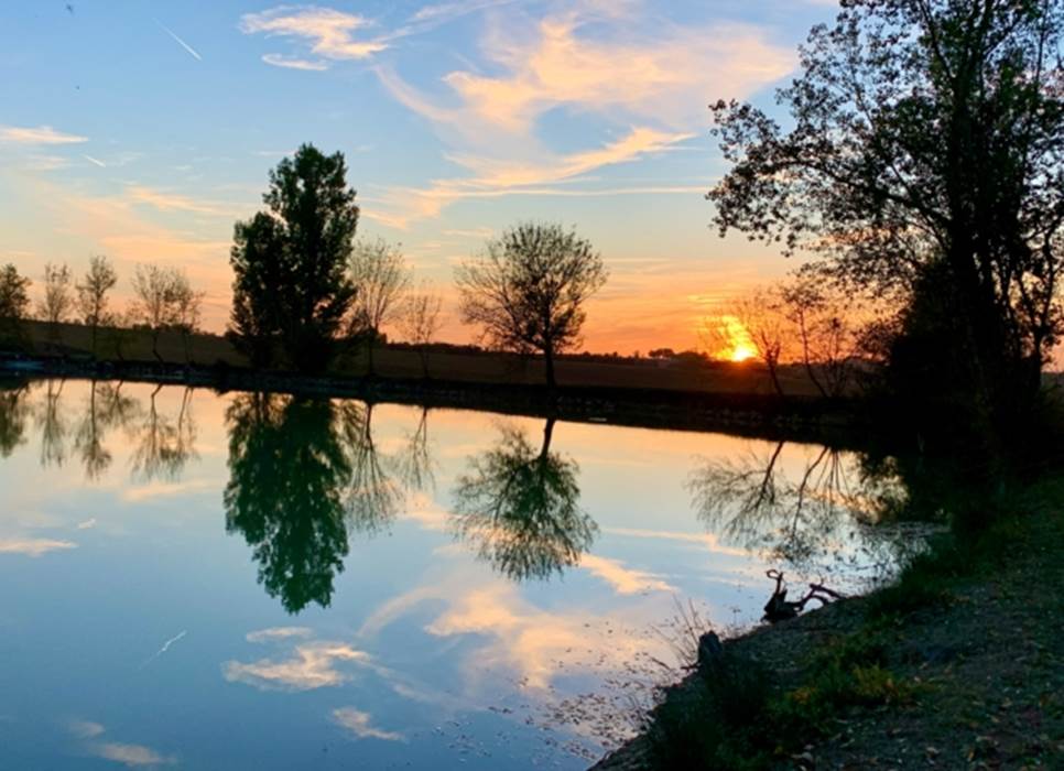 Vue du coucher de soleil depuis le lac-little-img-gallery