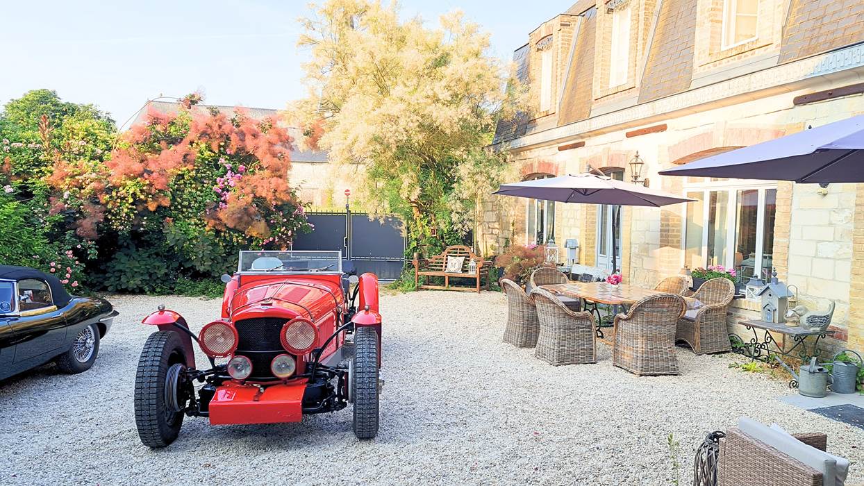 Cour intérieure et belle voiture