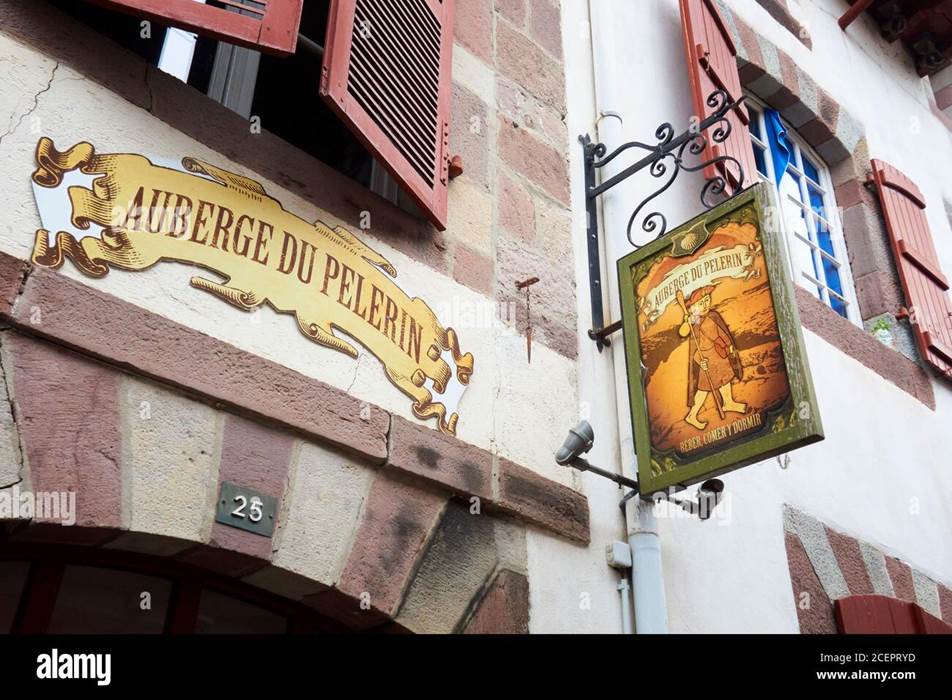 panneau-de-l-auberge-de-pelerins-saint-jean-pied-de-port-pays-basque-france-2cepryd-little-img-gallery