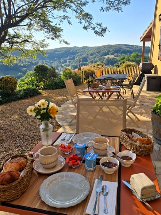 Petit déjeuner sur la terrasse