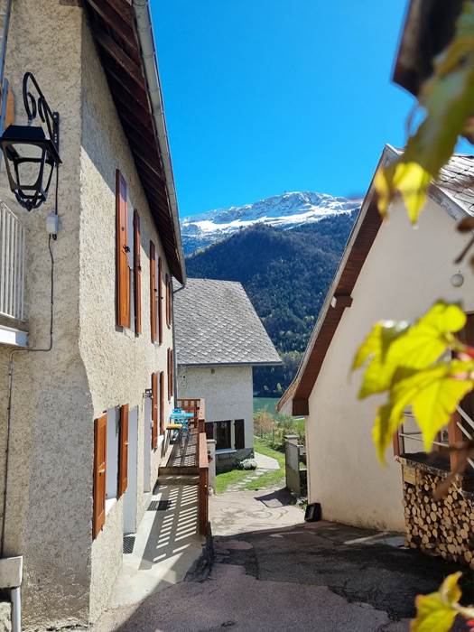 CHALET ARNOL - à droite entrée Les Voûtes et en face accès privatif du CHALET JEANNE