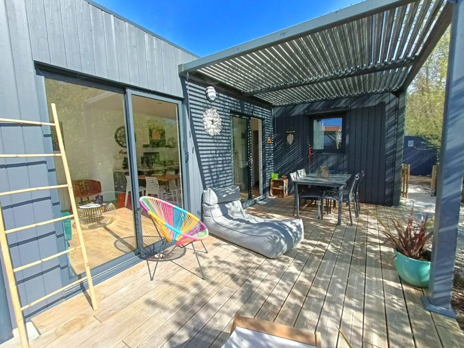 terrasse avec pergola bioclimatique et bains de soleil