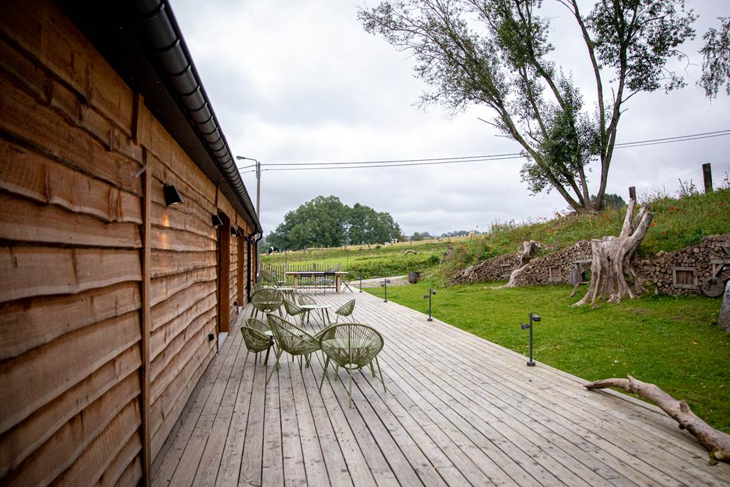 Terrasse commune dortoir paille