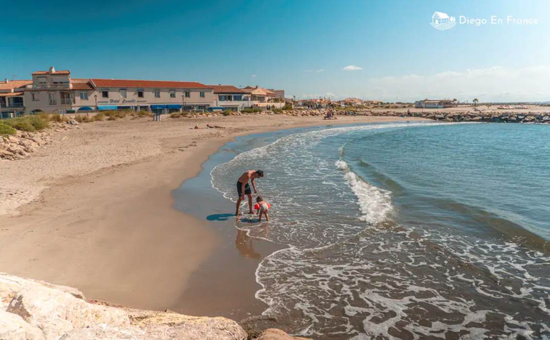 Saintes-Maries-de-la-Mer-the-beach-diegoenfrance (1)-little-img-gallery