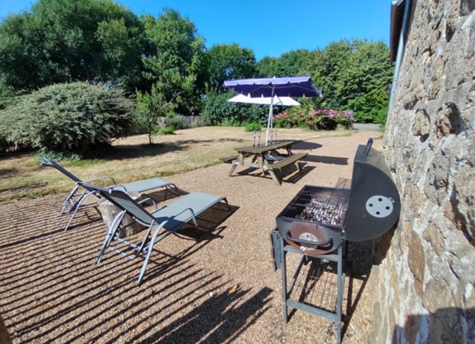 Jardin avec barbecue