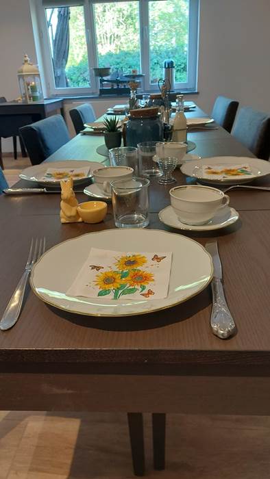 gedekte ontbijttafel