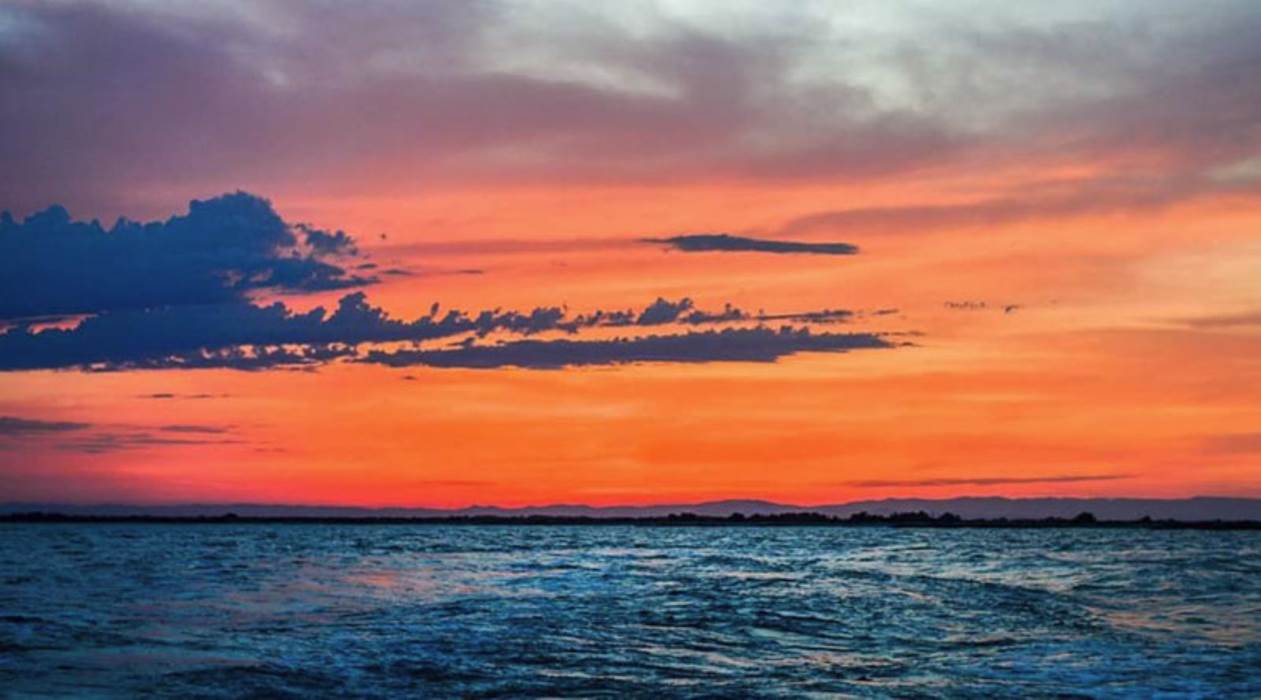 coucher-de-soleilcamargue-en-bateau-les-quatres-maries-saintes-maries-de-la-mer-little-img-gallery
