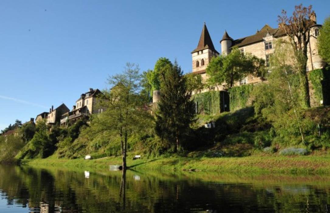 Le chateau de Carennac Vue de la dordogne