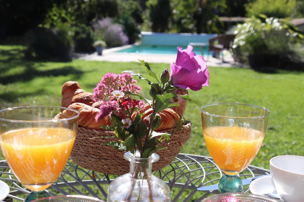 Petit déjeuner dans le jardin- les charmes de sarlat
