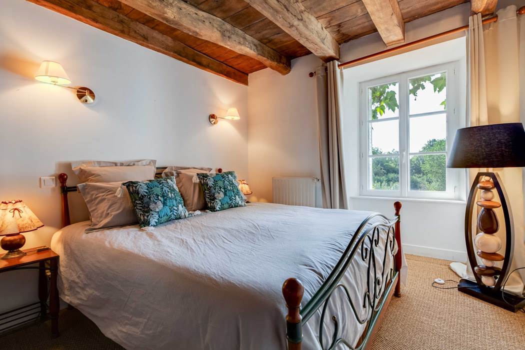 chambre-cocooning-poutres-apparentes-gite-auvergne-little-img-gallery