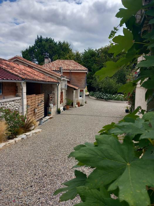 Allée maison pricipale et gites-little-img-gallery