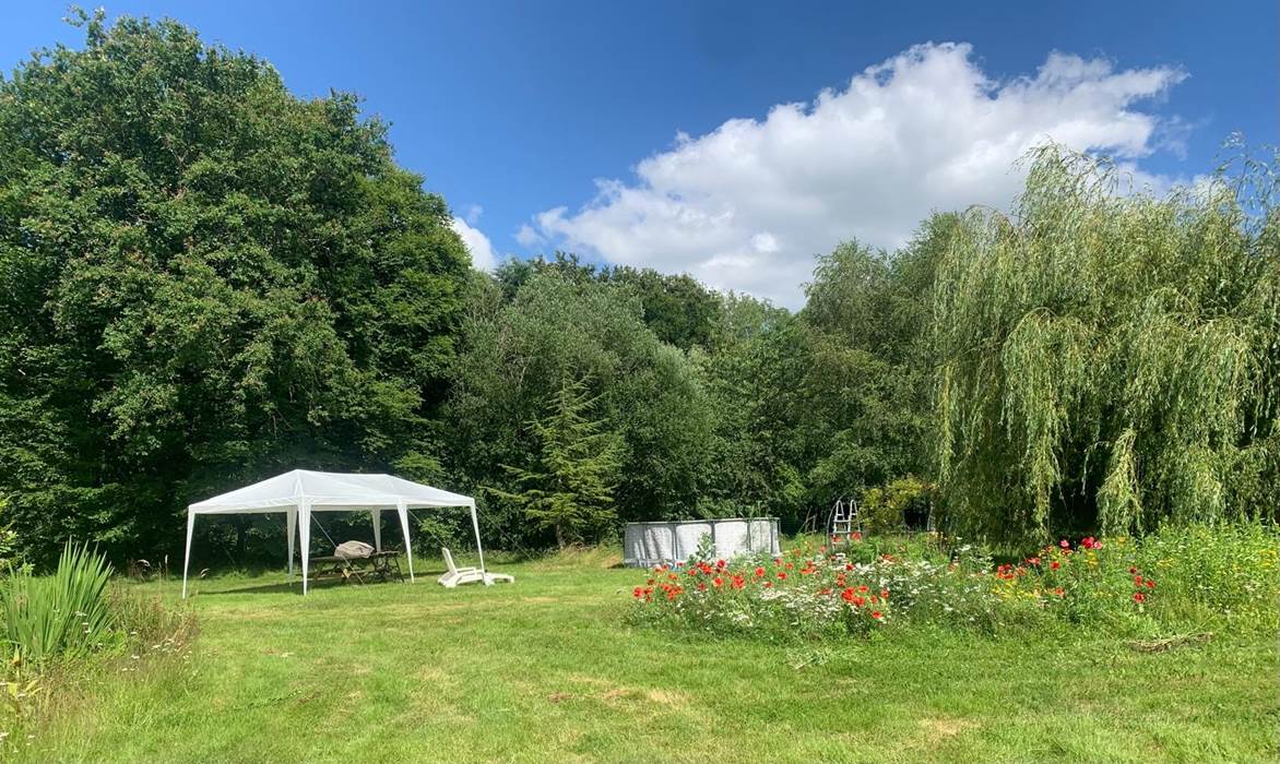 Extensive gardens for guests use