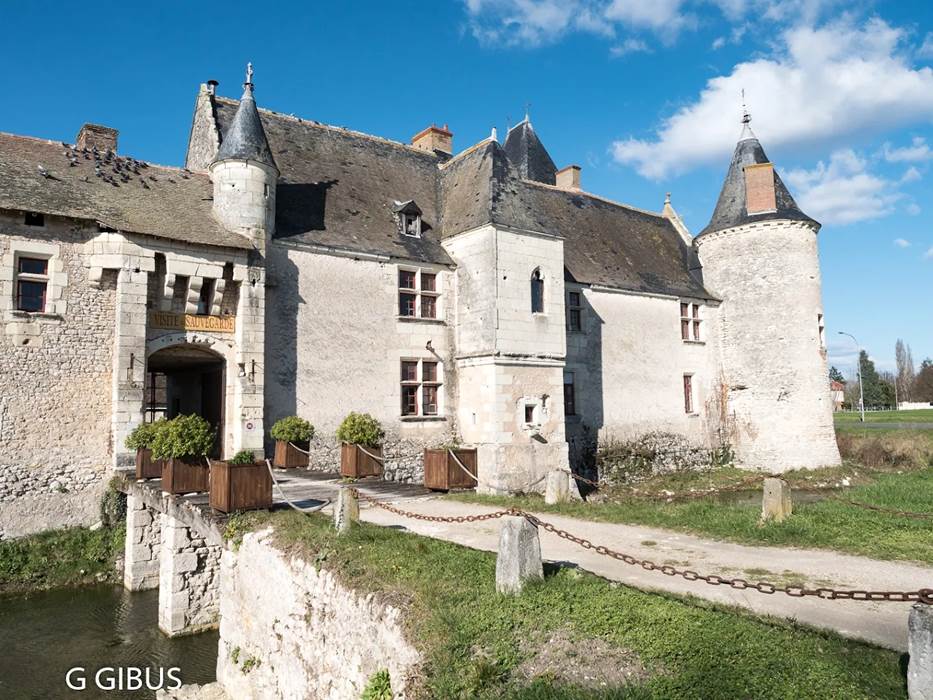 Entrée du château de Chémery par un ancien pont livis 