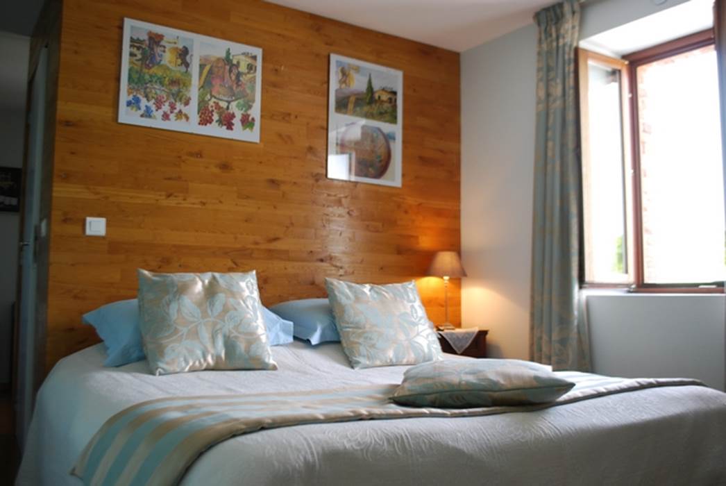 la chambre Cabanon, chambre double, lit de 1,80m x 2,00m avec vue sur la nature-little-img-gallery