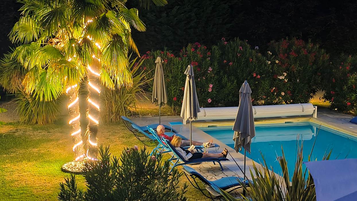 piscine-chauffee-maison-famille-la-fleche-soiree.jpg
