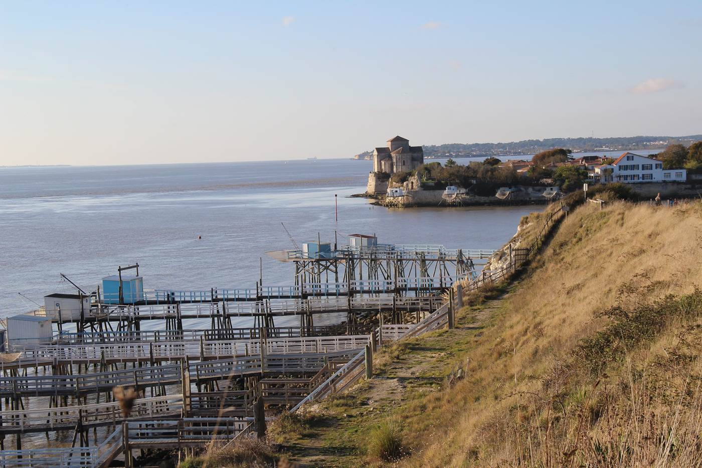 Carrelets de Talmont avec l'église romane au loin-little-img-gallery