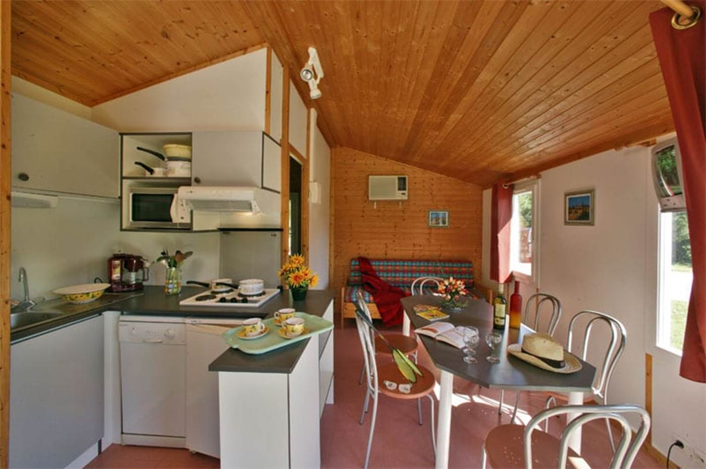 "Le Clos du Moulin", Village de Gîtes en Périgord : intérieur d'un chalet-little-img-gallery