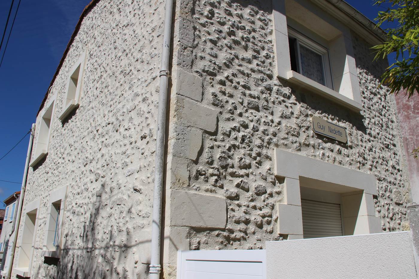 La maison Guy Nadette vue de l'allée des Jardins-little-img-gallery