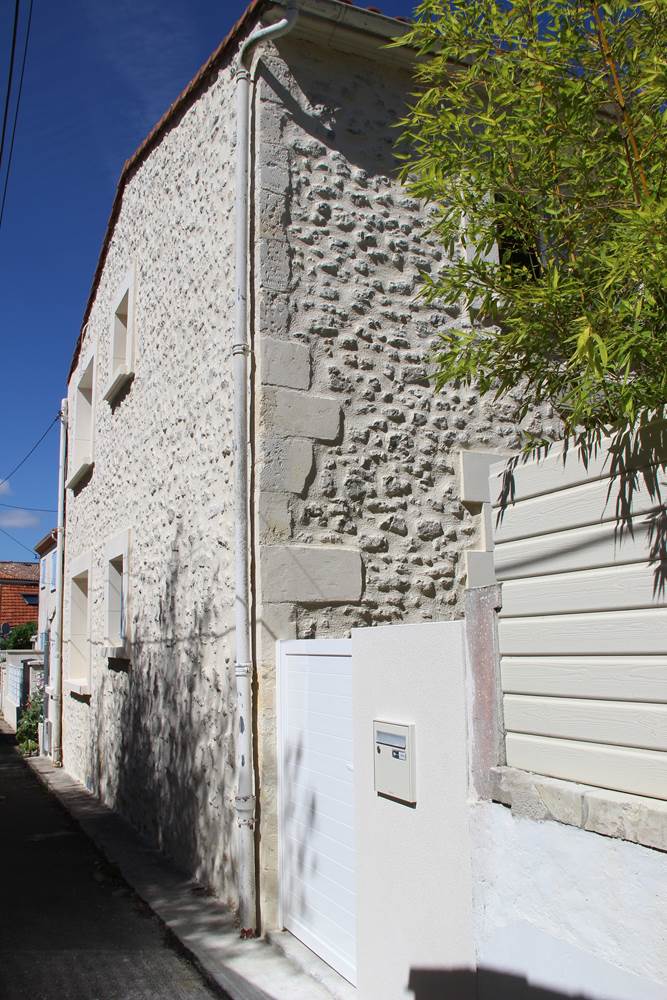 La maison Guy Nadette vue de l'allée des Jardins-little-img-gallery