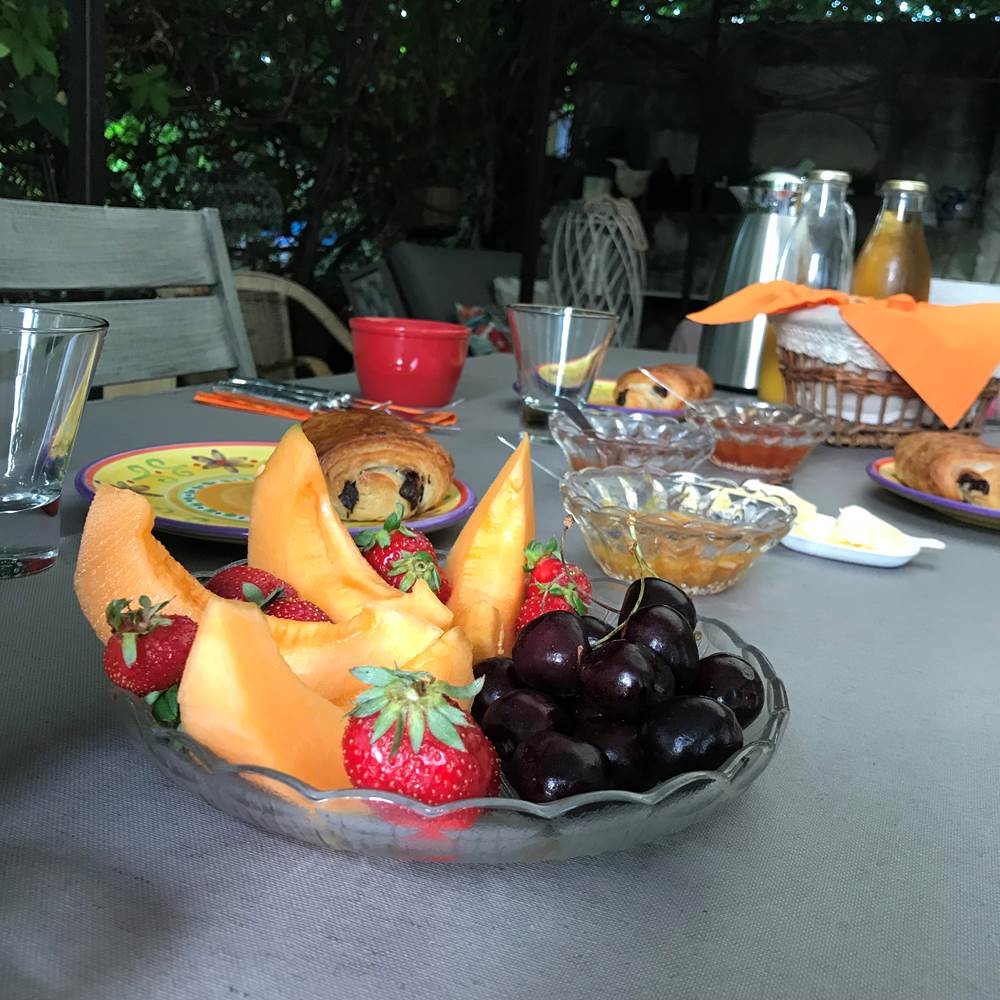 Le Mas Mellou : Petit déjeuner en terrasse-little-img-gallery