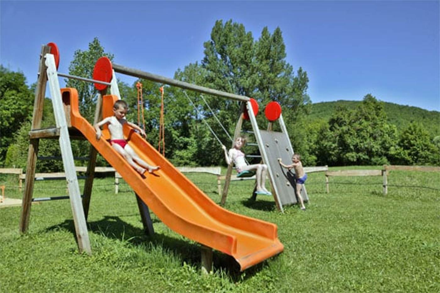 "Le Clos du Moulin", Village de Gîtes en Périgord : aire de jeux pour les enfants-little-img-gallery