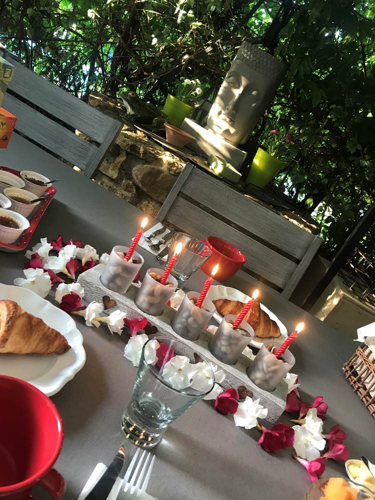 Le Mas Mellou : Petit déjeuner en terrasse-little-img-gallery