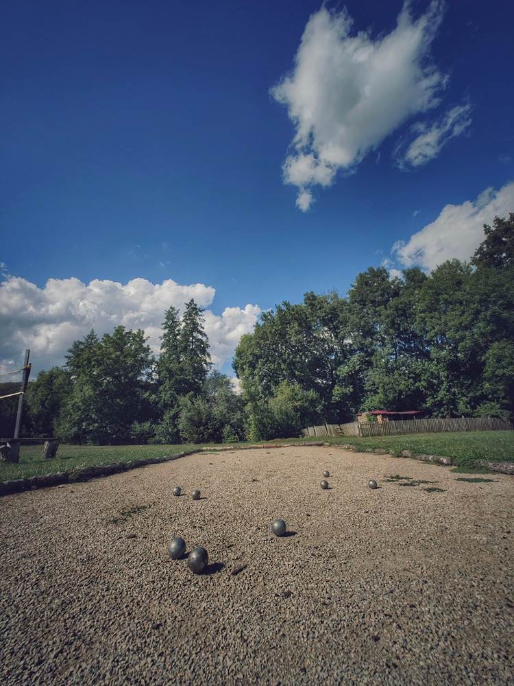 "Le Clos du Moulin", Village de Gîtes en Périgord : terrain de pétanque-little-img-gallery